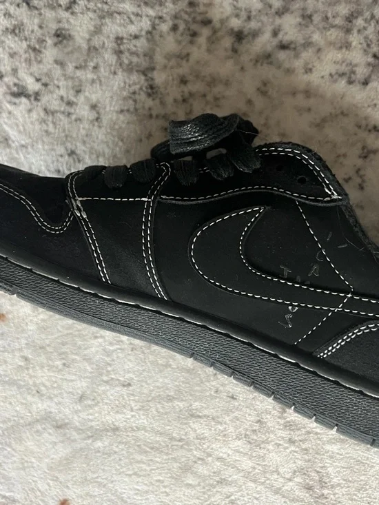 Jordan 1s Low Travis Scott’s - Picture 8 of 11